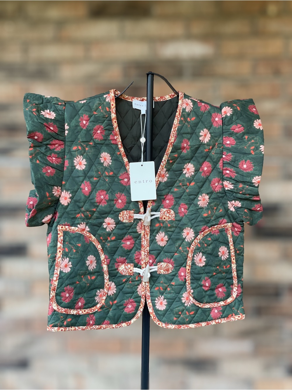 Entro NWT Large Green Floral Quilted Ruffle Sleeve Toggle Vest